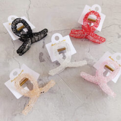 BROCHE PLÁSTICO CON BRILLOS