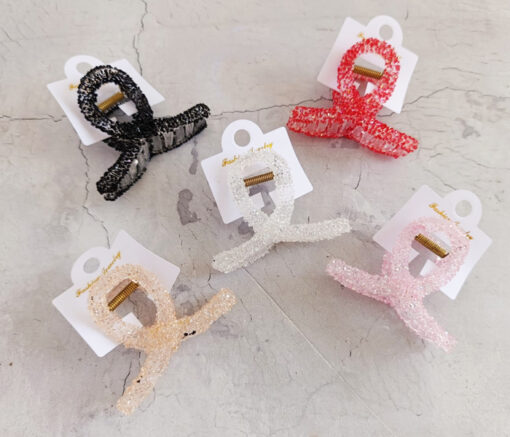 BROCHE PLÁSTICO CON BRILLOS