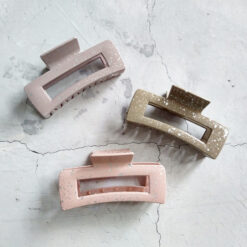 Alternative view of BROCHE PLASTICO GRANDE